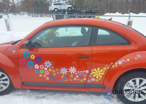 2017 Volkswagen Beetle #Pinkbeetle/1.8T Classic/1.8T S z USA, uszkodzony, nr VIN 3VWF17AT9HM615080